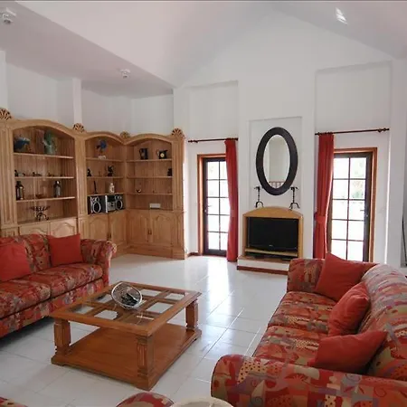 Sleeps 8 With Air Con Villa