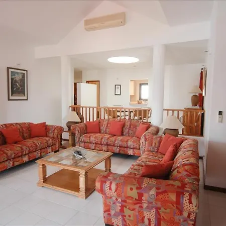 Villa Sleeps 8 With Air Con