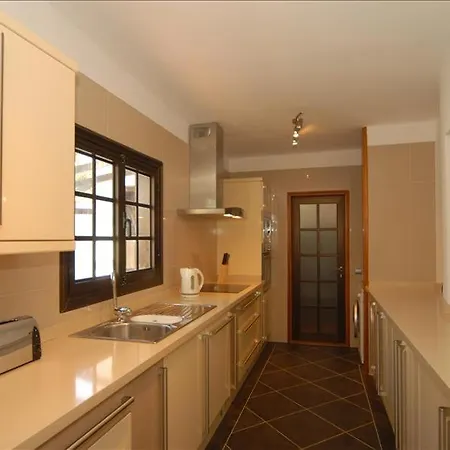 Sleeps 8 With Air Con Villa *